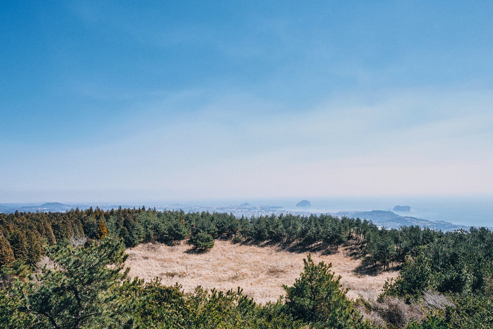 Đường mòn Olle uốn quanh triền đồi ven biển đảo Jeju