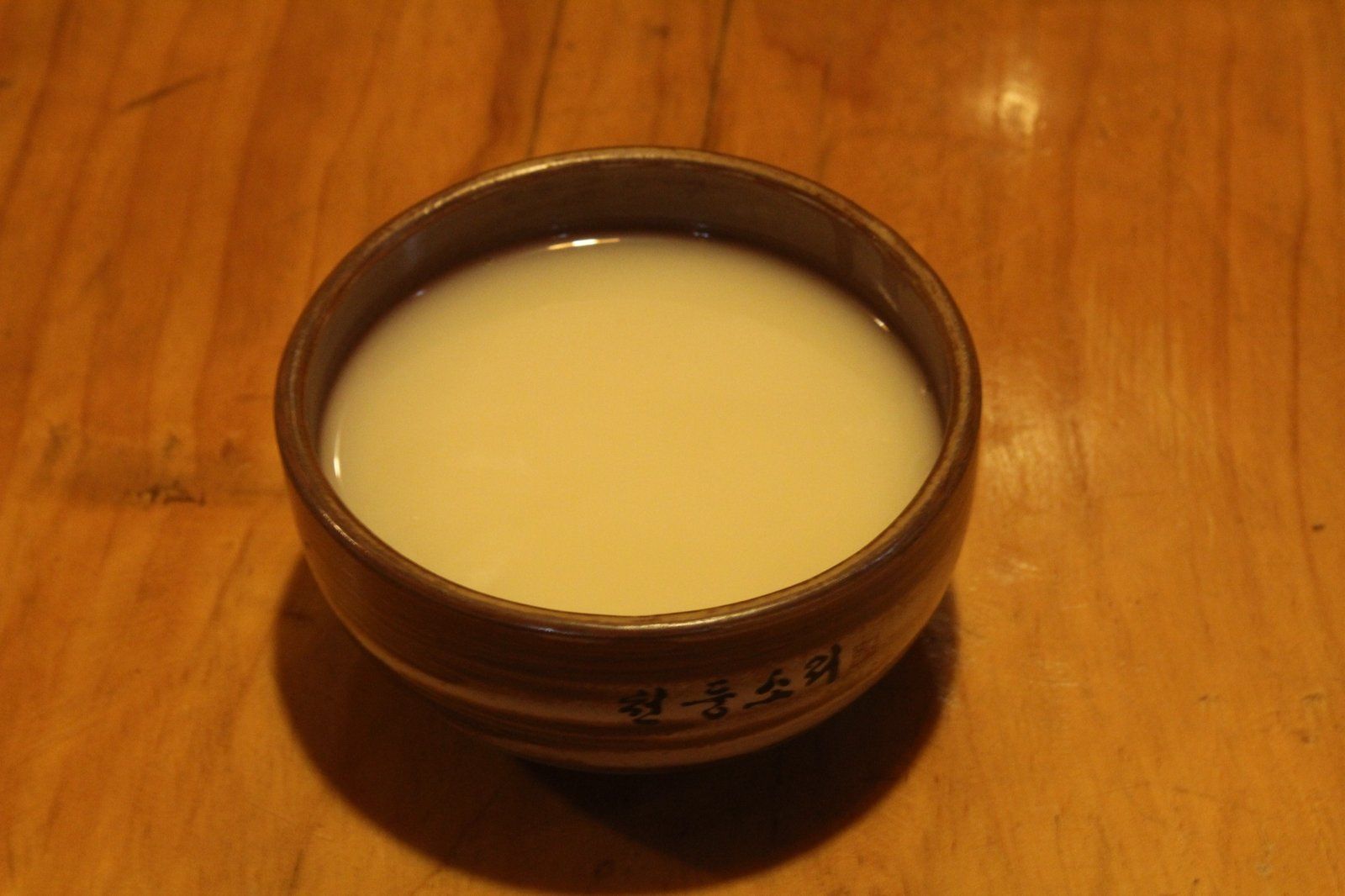 Bát đồng đựng makgeolli trắng đục