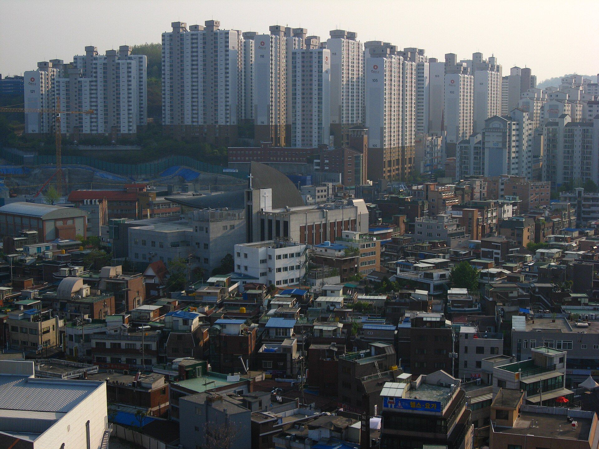 Khu đô thị Seoul lúc cuối ngày — gợi không khí giờ tan làm nơi công sở Hàn Quốc