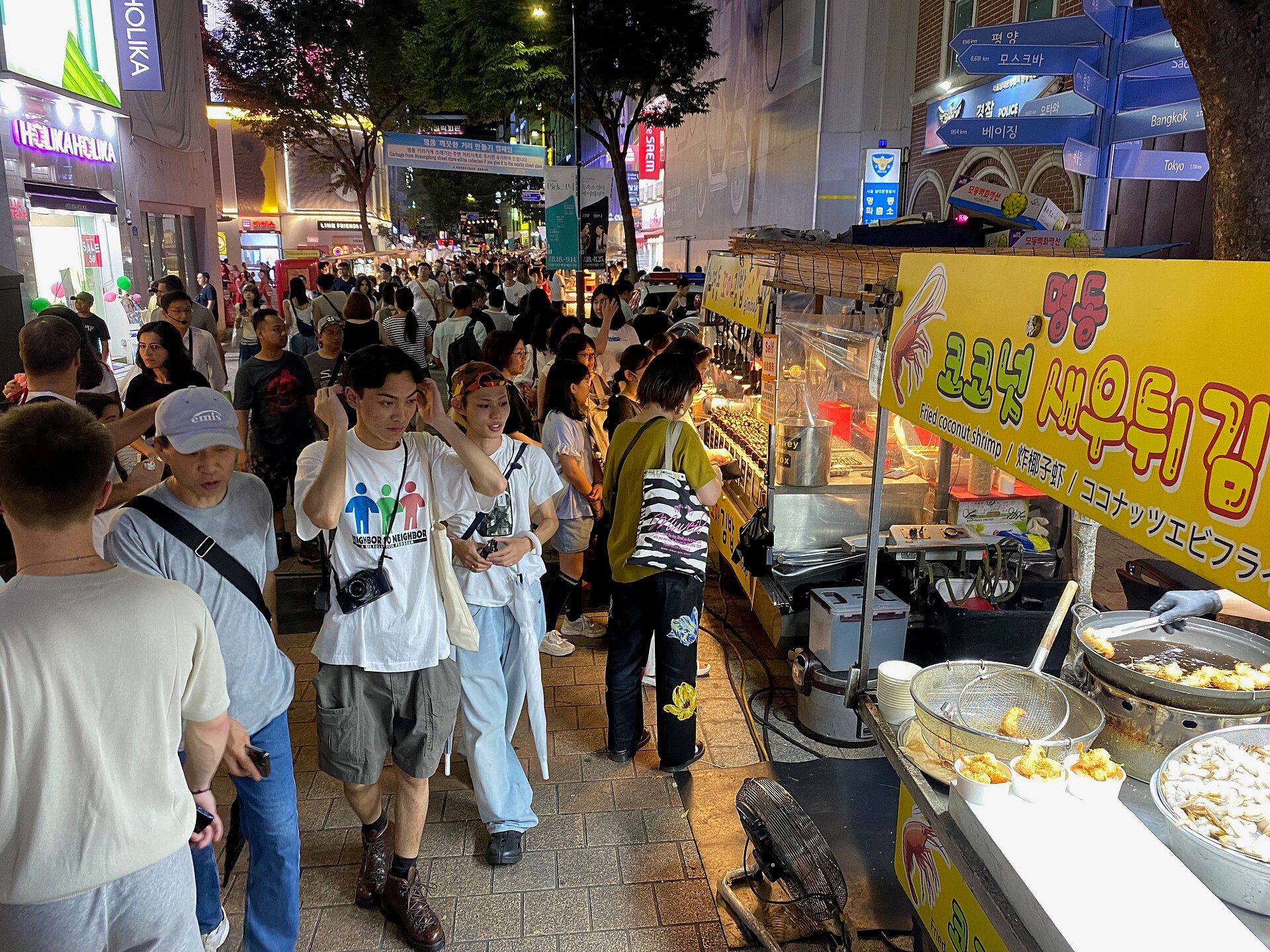 Phố chợ đêm Myeongdong (명동) Seoul rực biển hiệu chữ Hàn