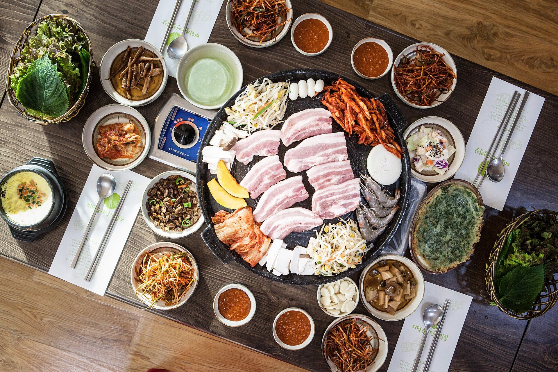 Bàn thịt ba chỉ nướng kiểu Hàn (삼겹살) với nhiều món phụ ăn kèm