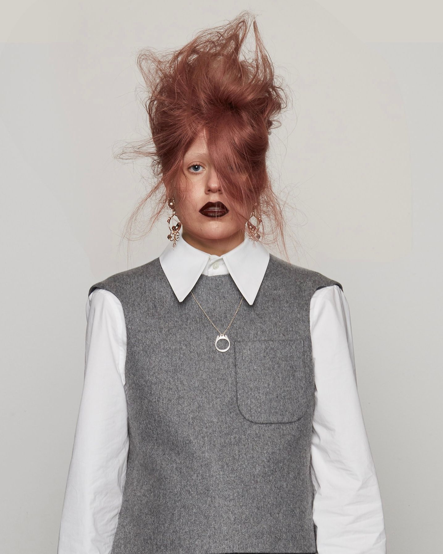 Model with voluminous, rose-pink coloured hair