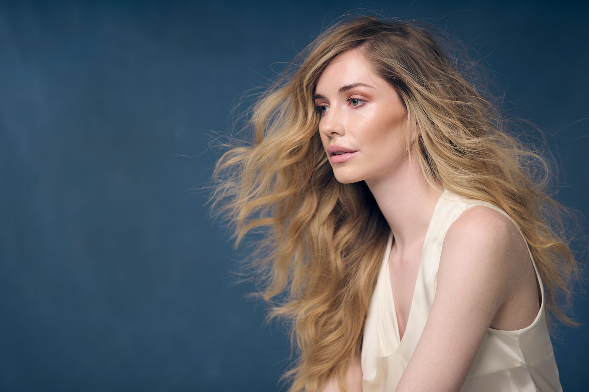Model with long, loose waves and sun-kissed balayage