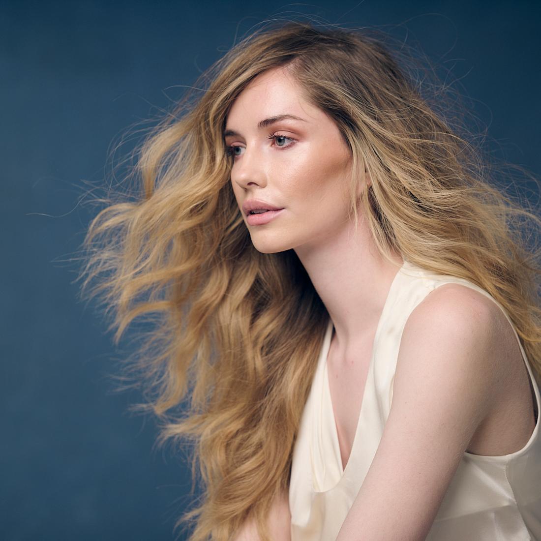 Model with long, loose waves and sun-kissed balayage