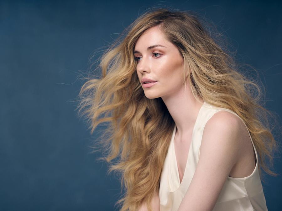 Model with long, loose waves and sun-kissed balayage