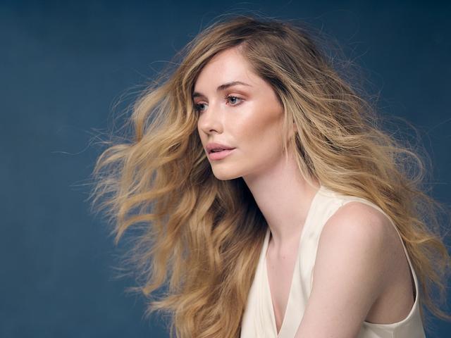 Model with long, loose waves and sun-kissed balayage