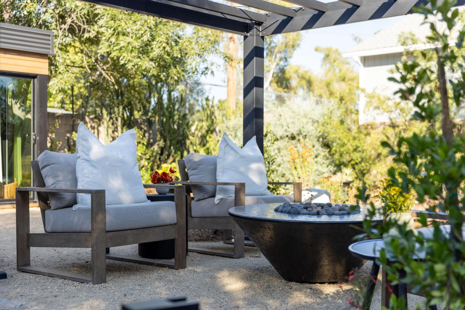 grey lounge chairs in california backyard outdoor kitchen