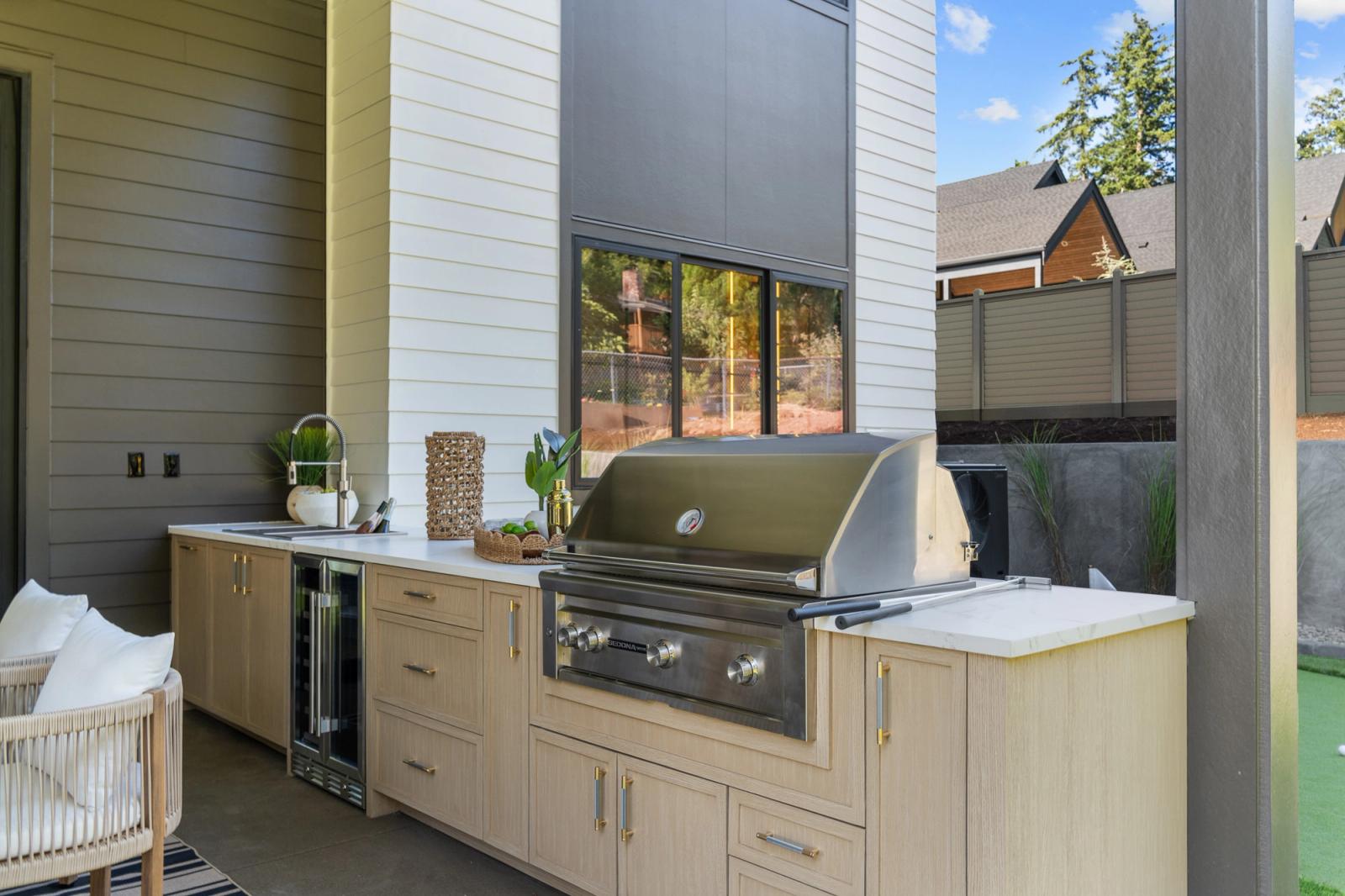 outdoor-kitchen-slim-shaker-door-natural-blonde