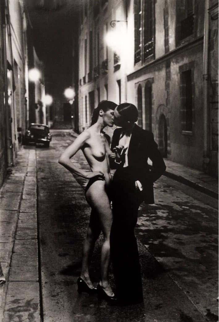 Kissing Rue Aubriot by Helmut Newton