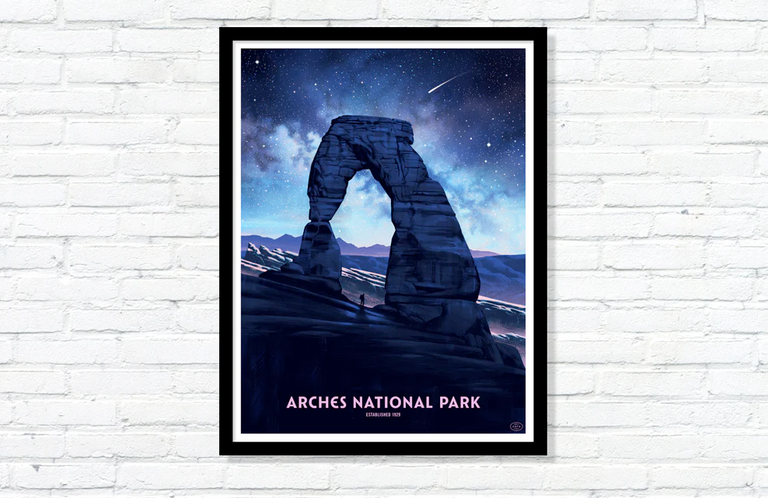 Bilde av plakat som reklamerer for Arches National Park hengende på en hvit murvegg.