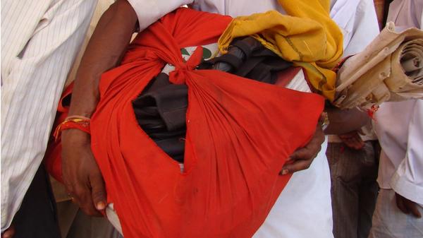 ये लाल रंग, कब हमें छोड़ेगा 