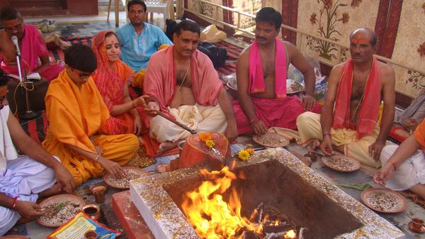 साधना मार्ग अपनाएं और तेजी से आगे बढ़ें