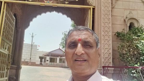 अजीब महिमा है माननीयों और रागदरबारियों की