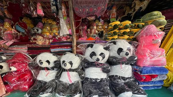 धमाल मचा रही है होलिकाएं और दंभ में पागल हैं मदान्ध हिरण्यकश्यप