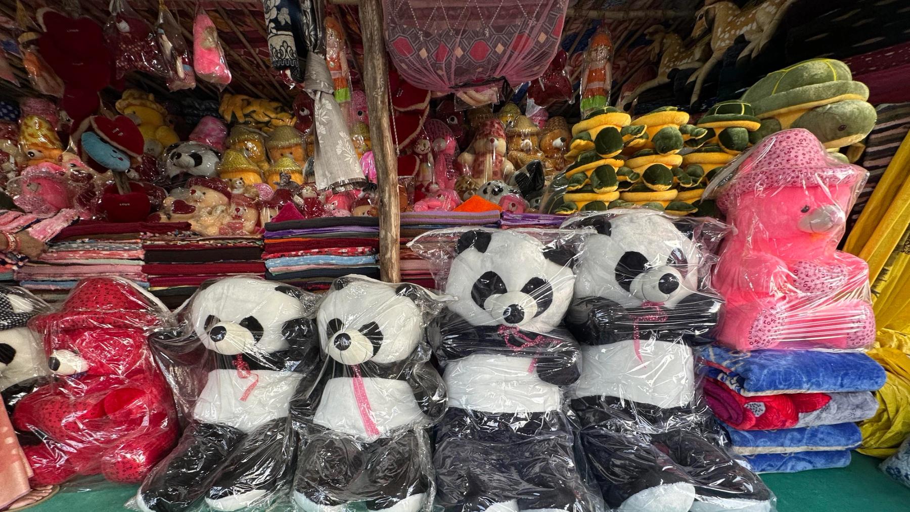 धमाल मचा रही है होलिकाएं और दंभ में पागल हैं मदान्ध हिरण्यकश्यप