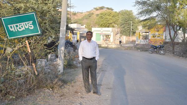 मुर्दाल मनहूसों का साया, हर तरफ अपना-पराया