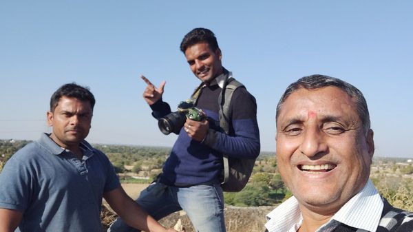 नाकारा हो जाते हैं खुद को सर्वज्ञ मानने वाले