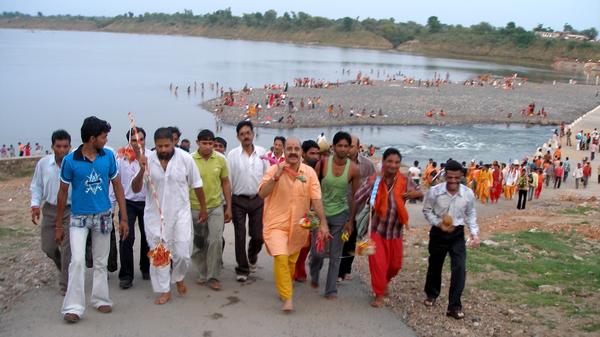 व्यंग्य - जहाँ कांवड़, वहाँ सावन
