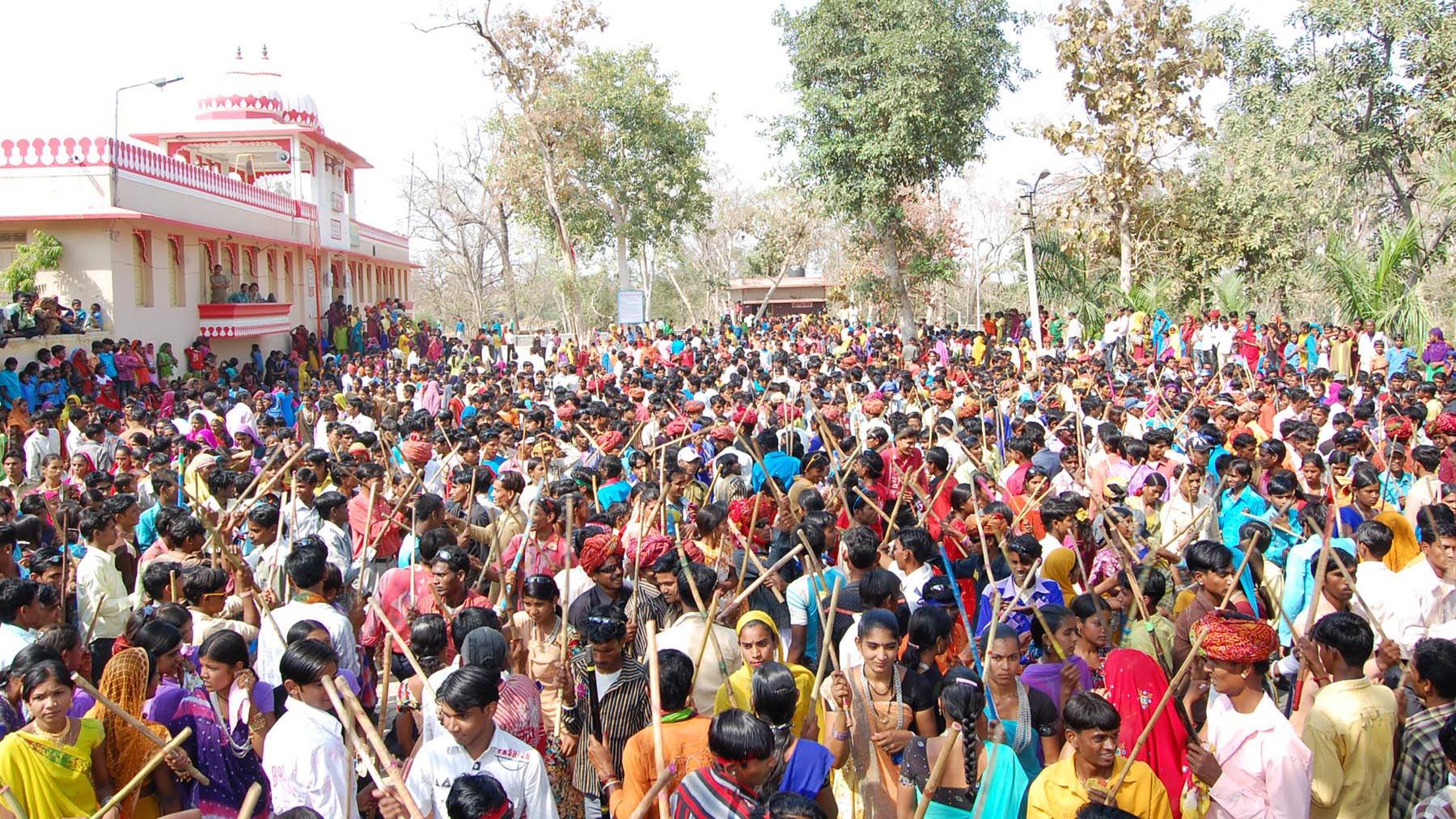 मनोहारी रस-रंगों का झरना है वागड़ की होली