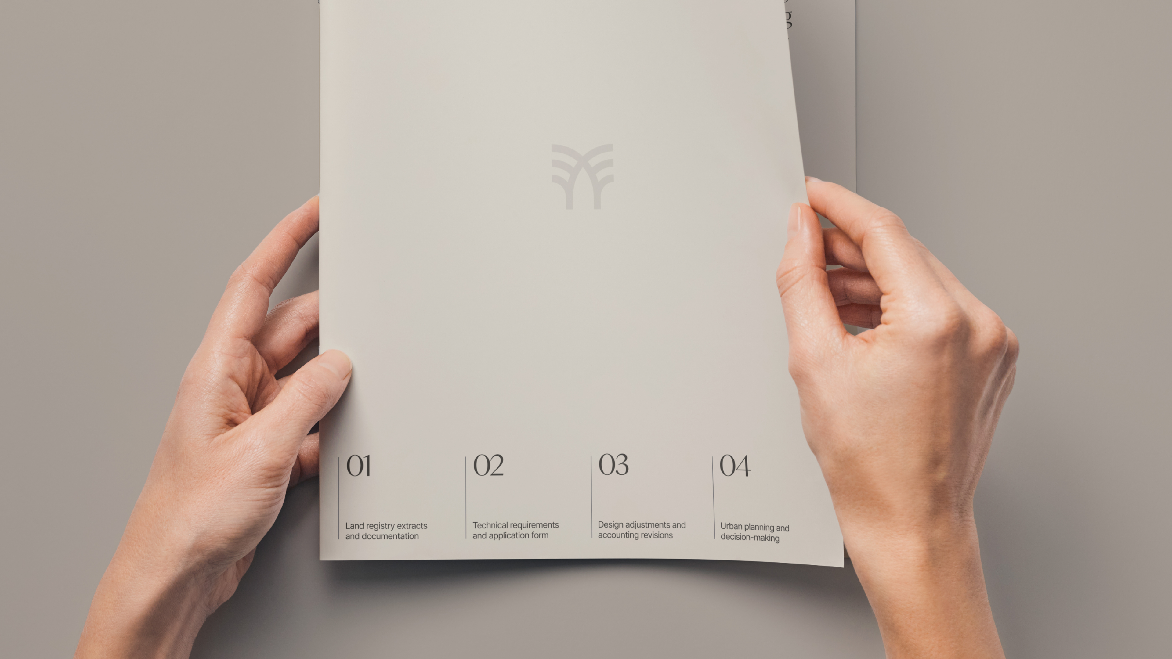 Hands holding a Mondini Studio report open on the four stages of the method