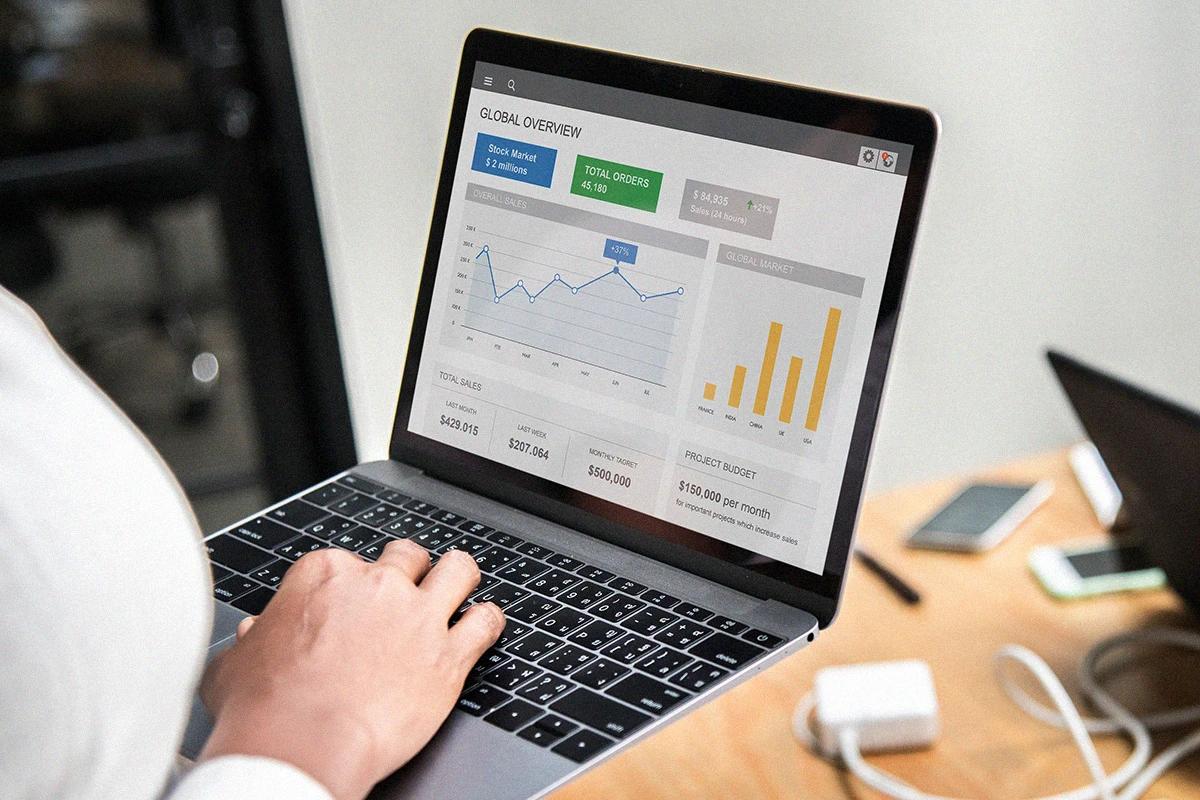 Gráficas y estadísticas en una laptop
