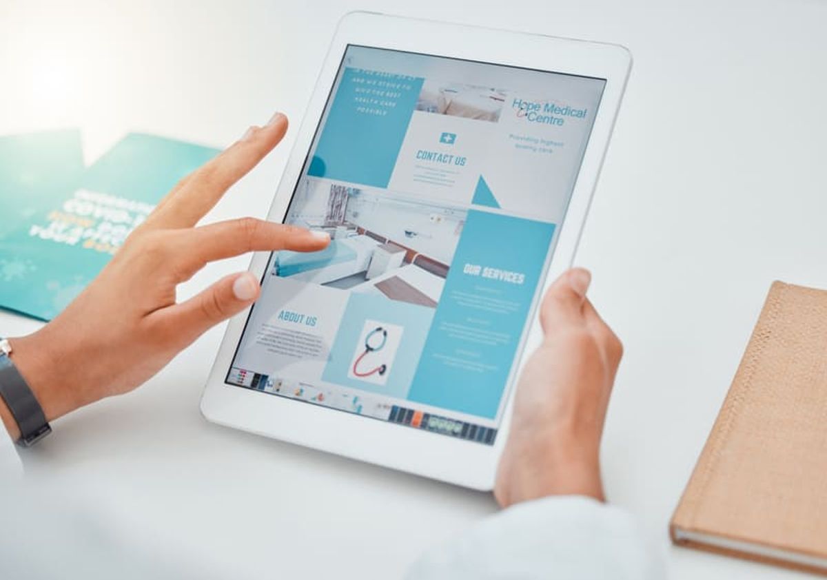 Interfaz de sitio web médico mostrada en una tablet representando experiencias digitales y servicios de salud en línea Hiweb
