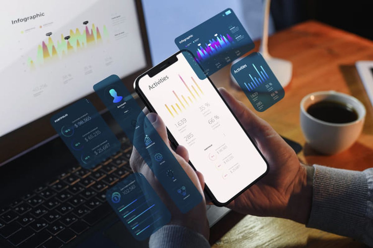 Interfaz móvil y elementos de análisis digital representando diseño de experiencia de usuario, interacción web y soluciones digitales modernas Hiweb