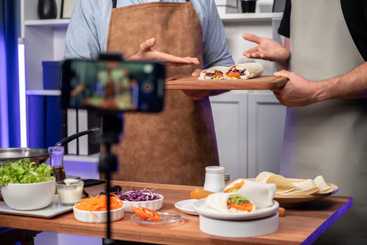 Producción de contenido gastronómico con chefs e influencers mostrando un platillo para estrategias de redes sociales y marketing digital para restaurantes Hiweb.