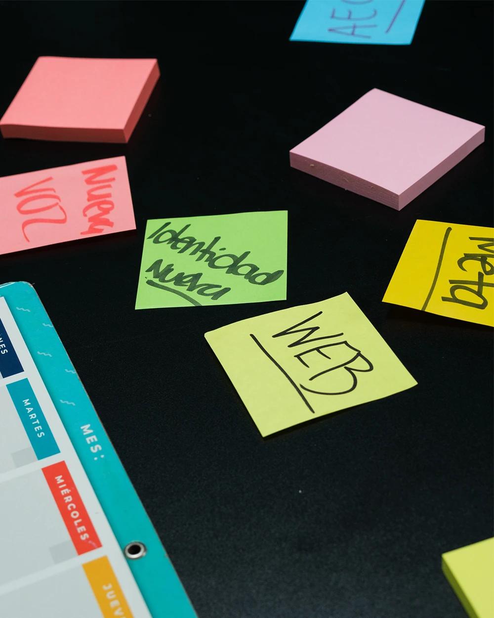 Notas adhesivas de colores organizando ideas y estrategias de contenido dentro de un proceso creativo y de planificación digital Hiweb.