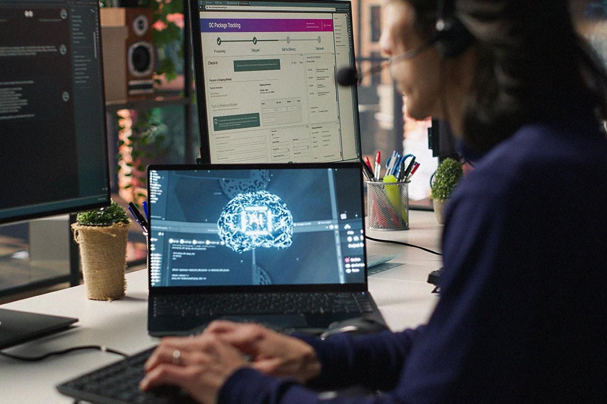 Usuario interactuando con inteligencia artificial generativa desde un dispositivo móvil para crear soluciones digitales innovadoras Hiweb.