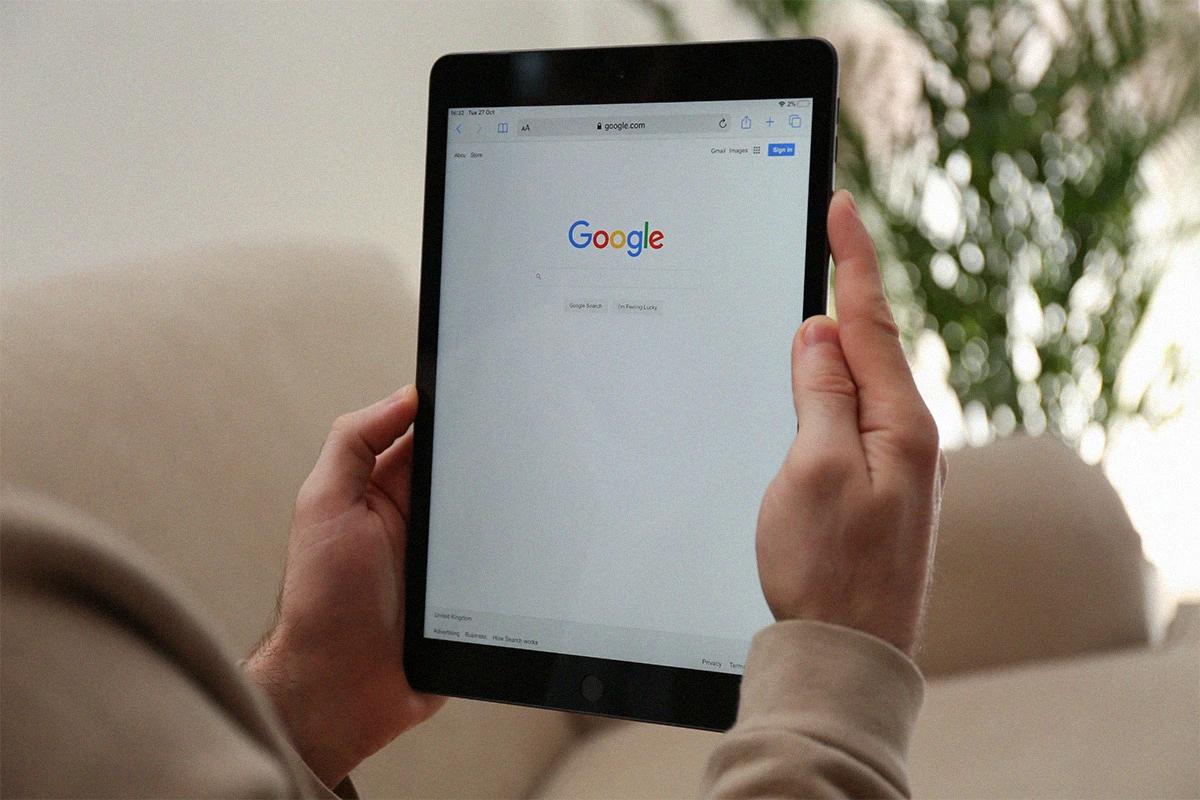 Persona sosteniendo un iPad con Google abierto