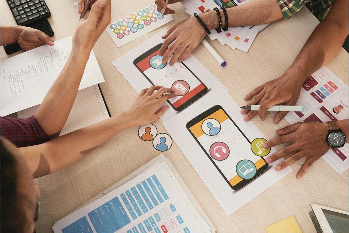 Equipo de marketing colaborando en la creación de propuestas digitales, diseño de interfaces y soluciones de comunicación empresarial Hiweb.