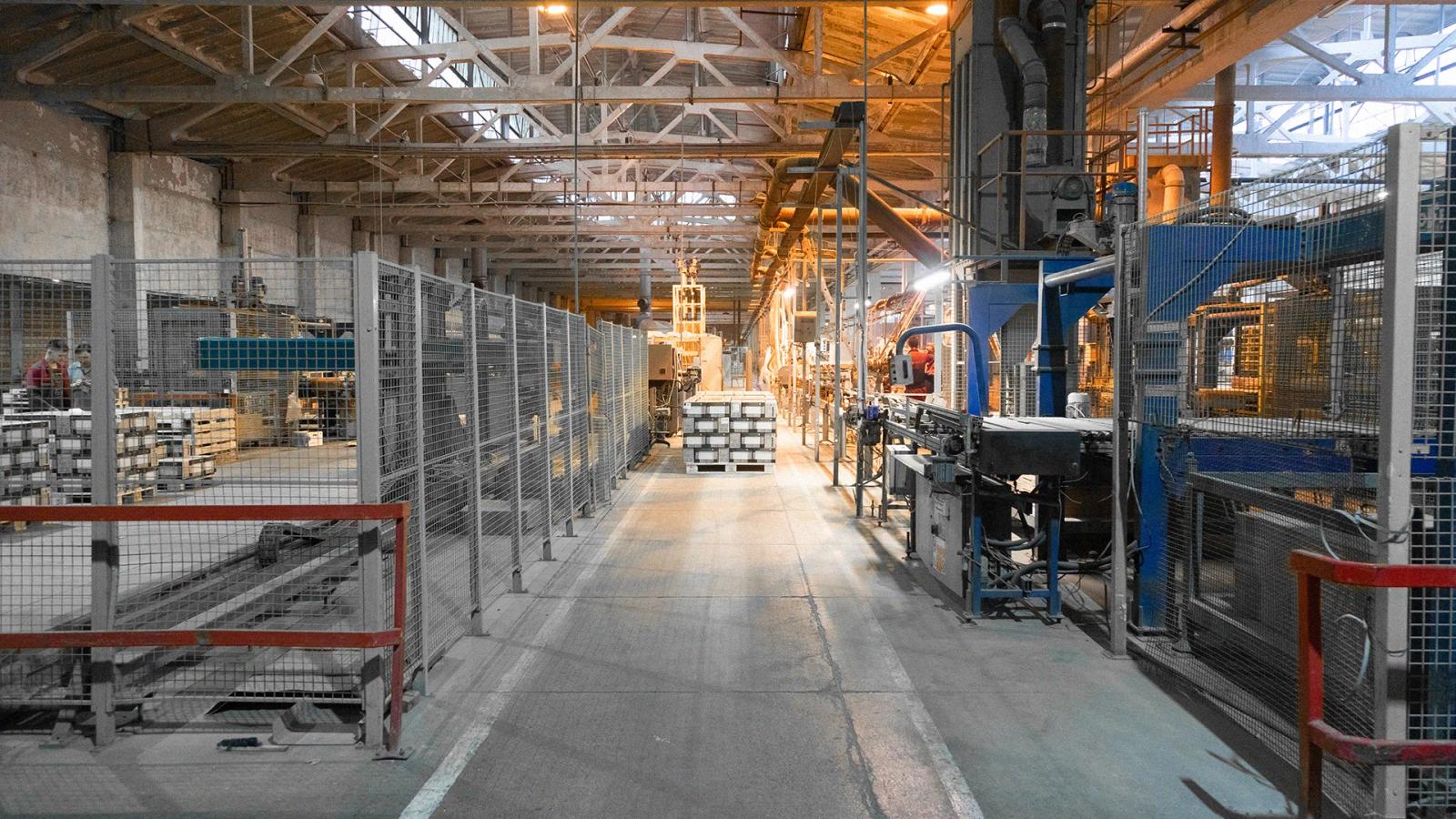 Planta industrial con maquinaria y líneas de producción automatizadas, representando procesos de manufactura, eficiencia operativa e innovación tecnológica Hiweb.