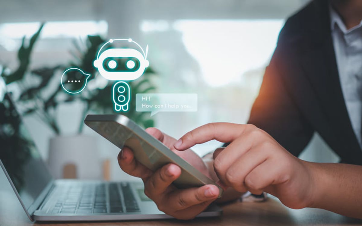 Asistente chatbot de inteligencia artificial interactuando mediante mensajes digitales en un smartphone y laptop Hiweb