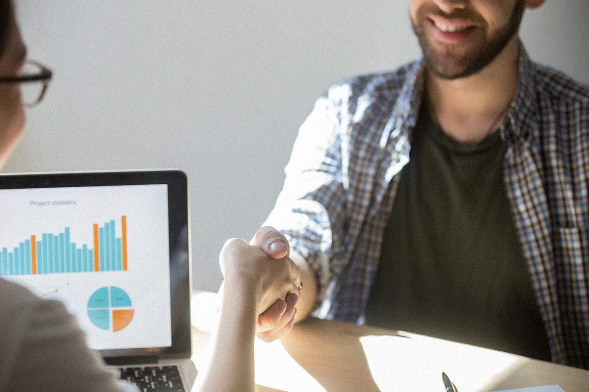 Personas colaborando en una reunión de trabajo con análisis de datos y planificación estratégica para proyectos digitales Hiweb.