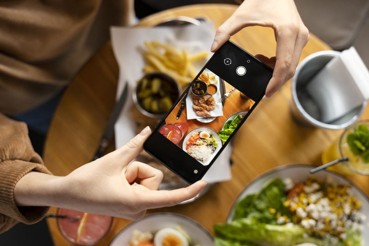 Estrategia de marketing gastronómico con platillos mexicanos, bebidas y elementos digitales que representan la promoción de restaurantes en canales online Hiweb.