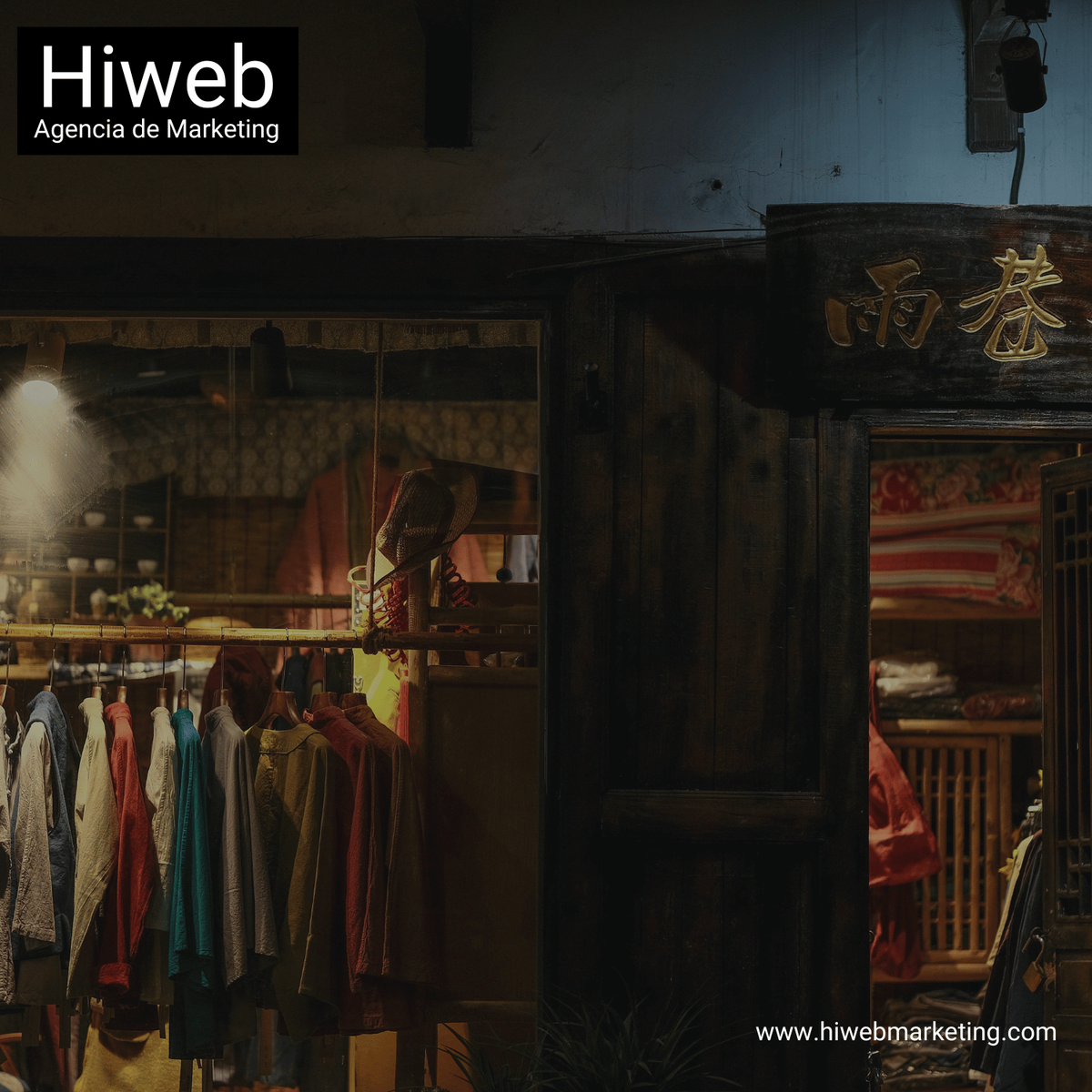 Interior de una tienda de ropa tradicional con iluminación cálida, prendas colgadas en un perchero y ambiente artesanal, representando comercio local y experiencia de compra en espacios físicos. Hiweb Agencia de Marketing.