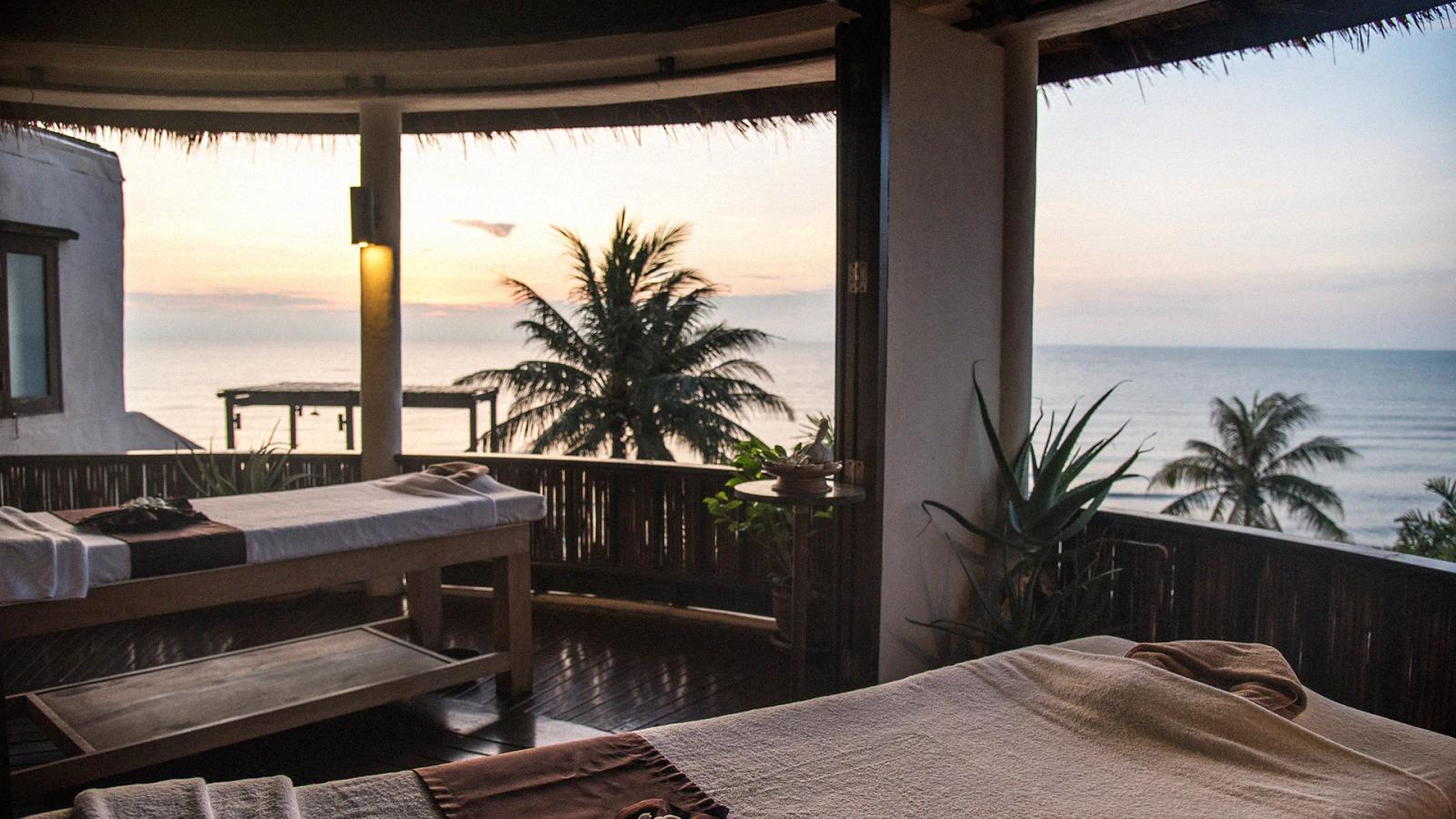 Oceanfront hotel space with lounge beds, terrace, and sea view representing hospitality experiences, relaxation, and luxury tourism Hiweb.