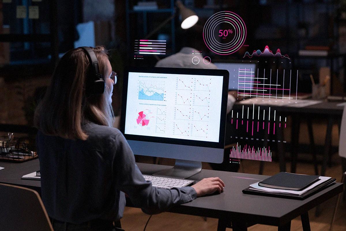 Profesional analizando métricas y gráficos digitales mediante herramientas de inteligencia artificial para mejorar estrategias de marketing Hiweb.