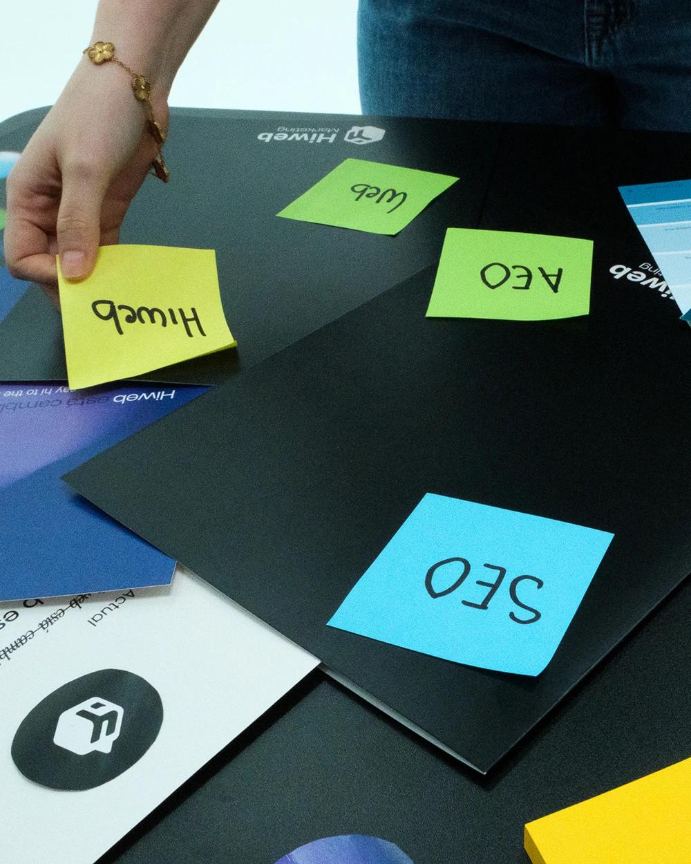 Post its Hiweb SEO AEO Web
