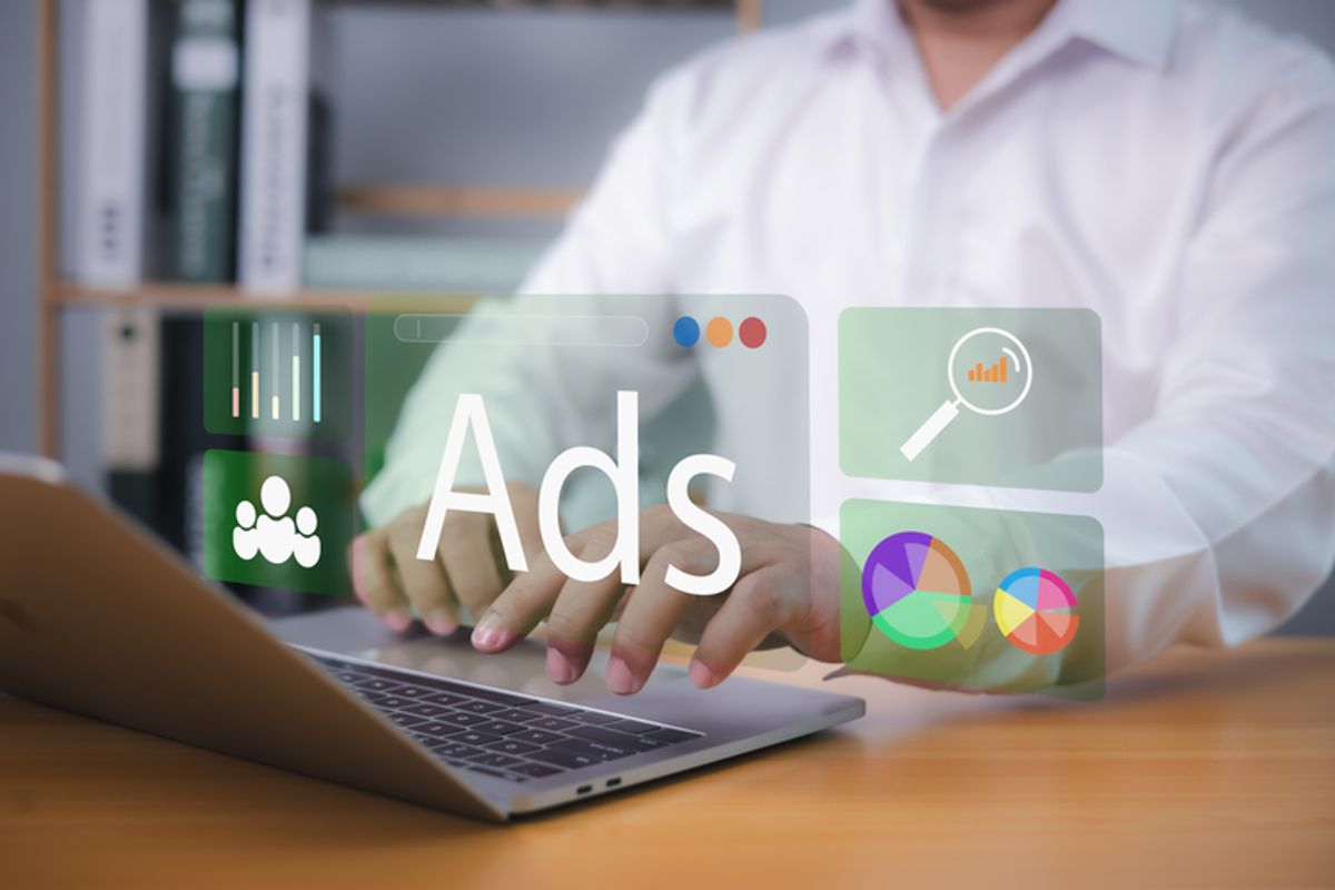 Interfaz de publicidad digital con texto Ads, iconos de analítica y elementos de marketing online en una pantalla de laptop Hiweb