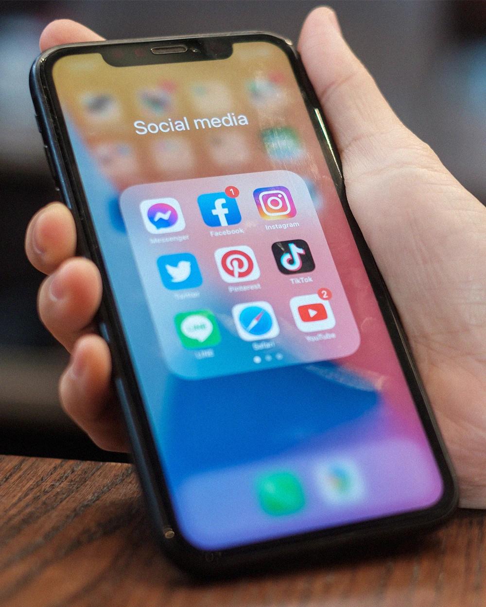 Aplicaciones de redes sociales en dispositivo móvil como parte de estrategias digitales para conectar marcas con sus audiencias Hiweb.