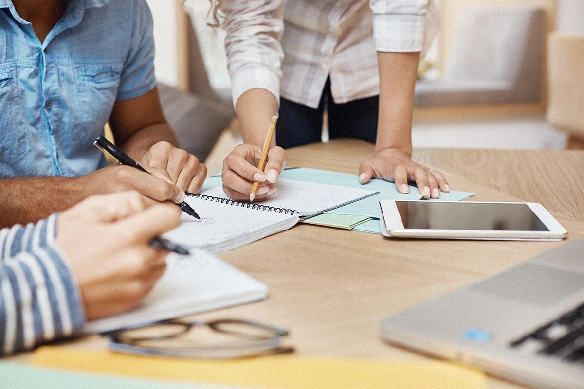 Equipo en una junta creativa