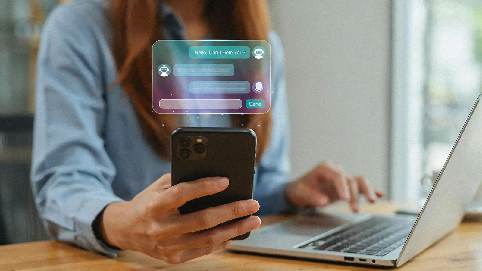Mujer utilizando una laptop y un teléfono con una notificación de un intercambio de datos