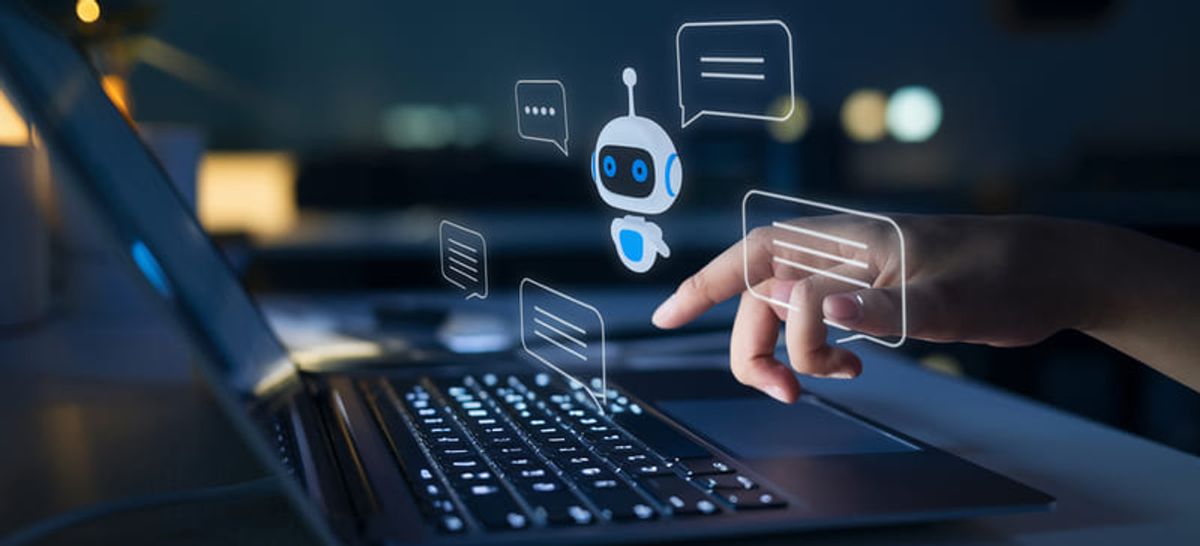 Asistente chatbot de inteligencia artificial interactuando mediante mensajes digitales en un smartphone y laptop Hiweb