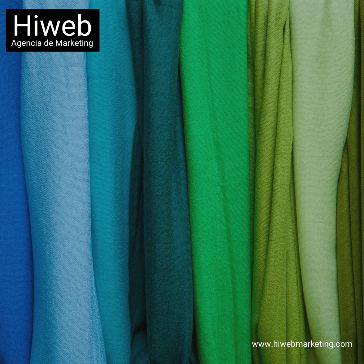 Telares o telas colgantes en tonos azul, verde y amarillo en distintos textiles, representando materiales y diseño textil. Hiweb Agencia de Marketing.