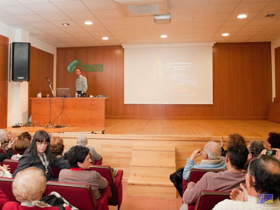 Fotografía de la actividad: Encuentros con la ciencia. Juan Senent (2)