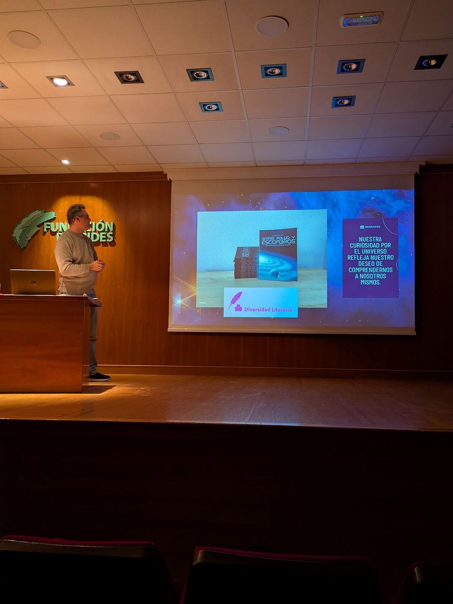 Fotografía de la actividad: Crónica de la presentación del libro "Entre polvo y escombros" de Victoriano Canales (6)