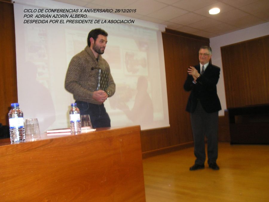 Fotografía de la actividad: ÉXITO DE LA CONFERENCIA DE ADRIÁN AZORÍN. (4)