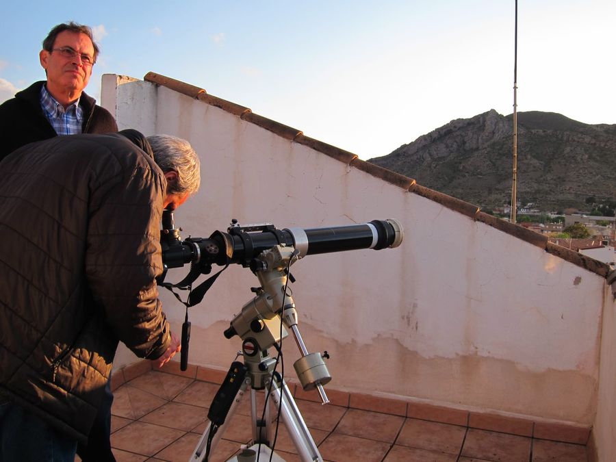 Fotografía de la actividad: Los Amigos de la Astronomía de Elda, logran captar imágenes del tránsito del planeta Mercurio por delante del Sol. (7)